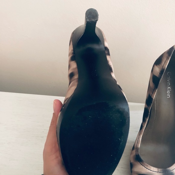 Animal Print Calvin Klein Pumps size 6M. Very good condition. - Picture 2 of 5
